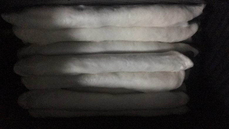 豹纹吐司,全部的都卷好放入,比较平整地堆好即可,不用太刻意的