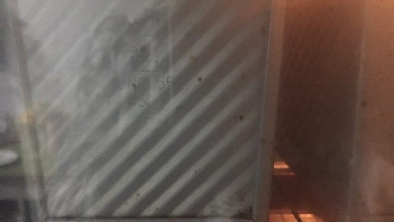 豹纹吐司,烤箱开发酵功能,35度左右发酵1小时,并放入一碗热水增加湿度