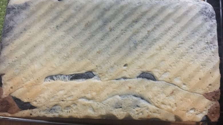 豹纹吐司,烤好后立即脱模冷却,有余温时密封保存