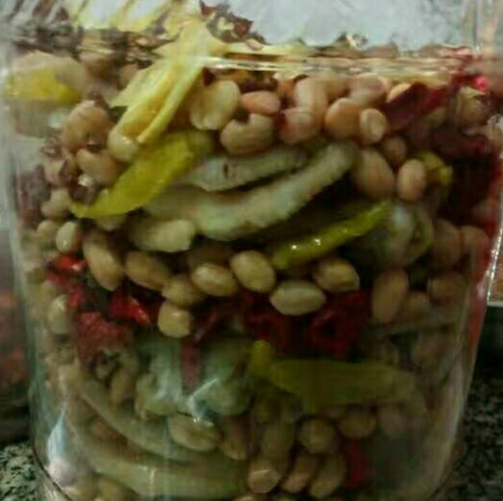 泡椒凤爪花生,一层层码好,中间加入干辣椒。