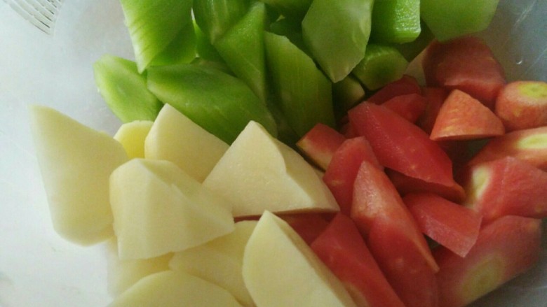 红烧排骨,<a style='color:red;display:inline-block;' href='/shicai/ 25'>胡萝卜</a>  <a style='color:red;display:inline-block;' href='/shicai/ 124'>莴笋</a> <a style='color:red;display:inline-block;' href='/shicai/ 23'>土豆</a>  滚刀切块备用