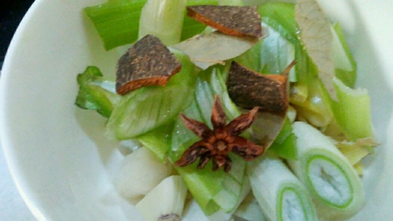 红烧排骨,葱切段  蒜切小块 <a style='color:red;display:inline-block;' href='/shicai/ 37'>姜</a>切丝  <a style='color:red;display:inline-block;' href='/shicai/ 700'>花椒</a> <a style='color:red;display:inline-block;' href='/shicai/ 695'>八角</a> <a style='color:red;display:inline-block;' href='/shicai/ 741'>香叶</a>  <a style='color:red;display:inline-block;' href='/shicai/ 710'>桂皮</a>洗干净备用