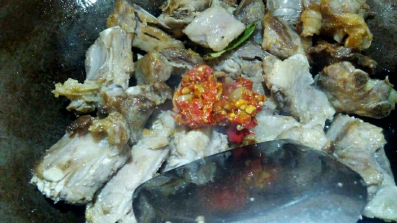 红烧排骨,排骨炒干水分  下<a style='color:red;display:inline-block;' href='/shicai/ 705'>豆瓣酱</a>  几滴<a style='color:red;display:inline-block;' href='/shicai/ 762'>老抽</a>  我用的是我自己做的<a style='color:red;display:inline-block;' href='/shicai/ 705'>豆瓣酱</a>