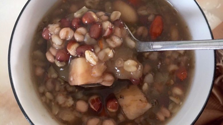 葛根木瓜魔芋养生粥,煮60-90分钟,美味的葛根木瓜魔芋养生粥就做好了。快来一起瘦身吧!