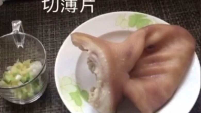 凉拌猪耳朵,捞出冲凉,再切薄片!