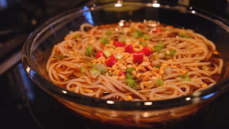 简单易做的酸辣面,好啦!一碗简易版的酸酸辣辣面就完成了。
