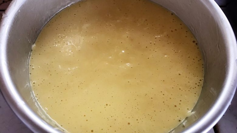 酸奶蛋糕,混匀的蛋糕液倒入模具，震几下除泡