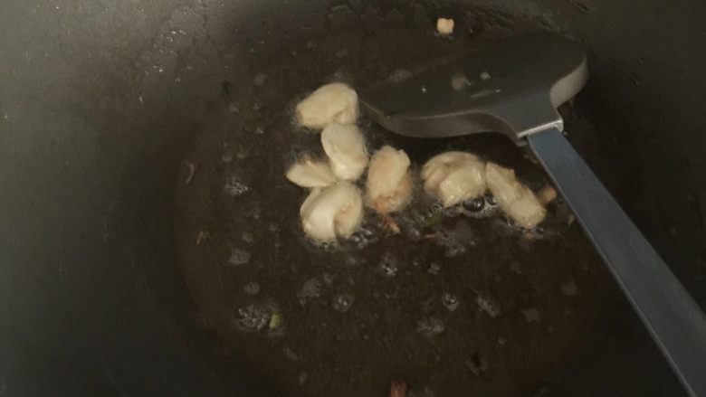 耗油茄子,起锅热油炒香大蒜,有一定要多一点。