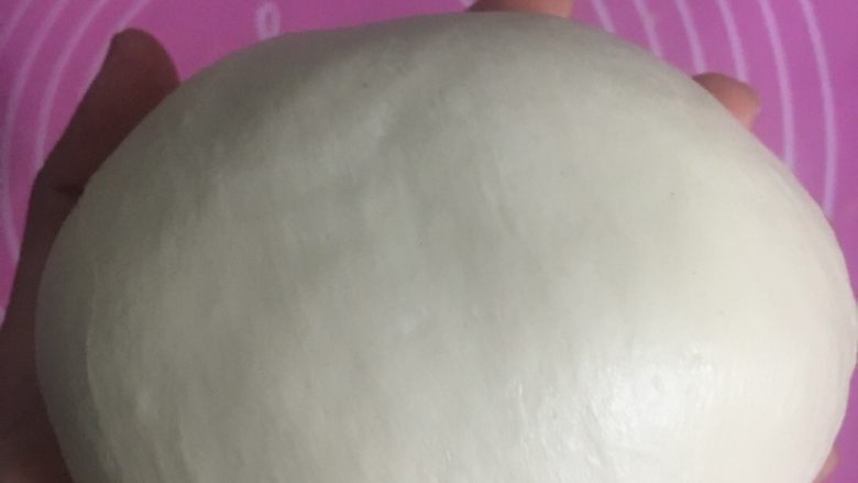 爱心面包,继续再双手揉捏几下,马上就变得光滑不粘了