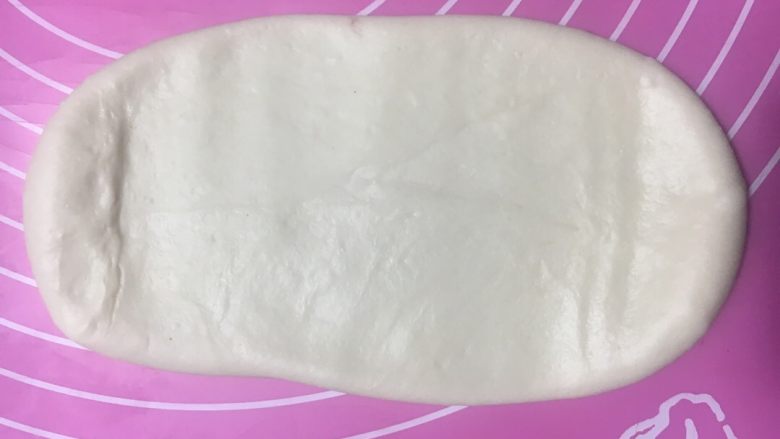 爱心面包,先取100克白色面团,擀开成椭圆形