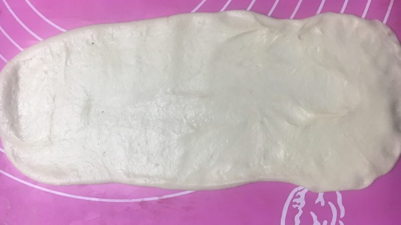 爱心面包,一端擀薄一点,卷起容易固定