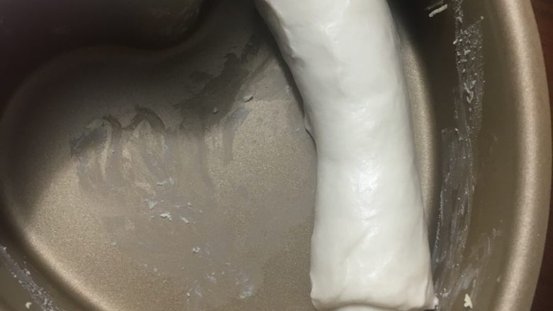 爱心面包,靠一侧放在6寸的蛋糕模里,这个模是防粘的,其实不用再抹黄油的,我是多此一举了