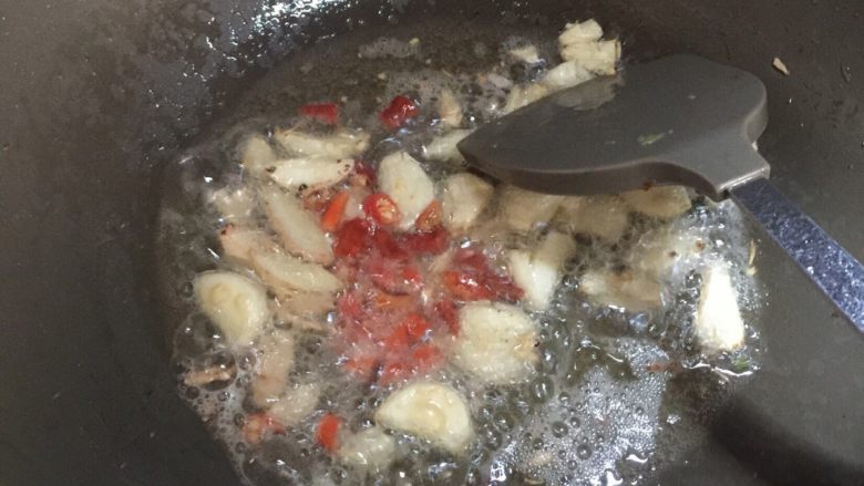 麻辣螺丝,放入尖辣椒,炒出香味