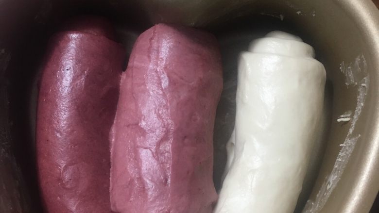 爱心面包,再同样完成浅色的面团填在中央位置,放烤箱开发酵功能进行二发,并放入一碗热水增加湿度
这张照片忘拍了,就写下好了
多余的面团还做了个迷你版的心形
