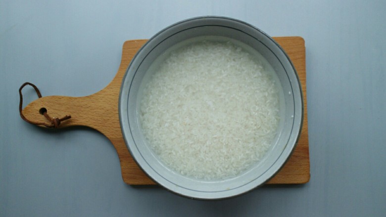 排骨土豆焖饭,将<a style='color:red;display:inline-block;' href='/shicai/ 492'>大米</a>淘洗干净后,放入碗里,碗内倒入适量的清水,浸泡20分钟左右