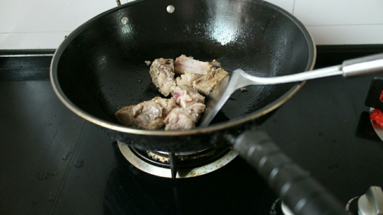 排骨土豆焖饭,锅内倒入适量的食用油,将焯好的排骨倒入其中,煸炒2分钟