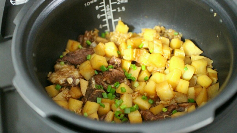 排骨土豆焖饭,饭煮好后,我们在按一下快速泄压键,这样可以减少泄压时。煮好的饭 我们在撒上<a style='color:red;display:inline-block;' href='/shicai/ 3250'>葱</a>花 焖个几分钟!