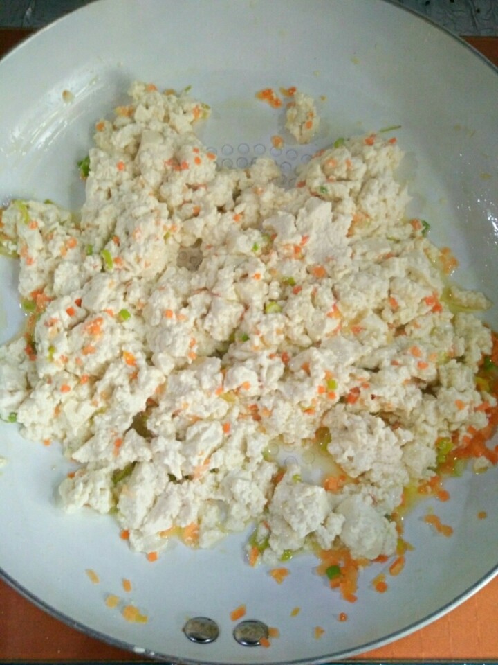 家常鸡刨豆腐,放入豆腐,炒1分钟左右。