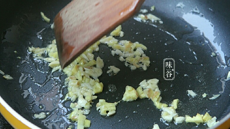 紫苏炒青口,锅内放油,爆香姜蒜。