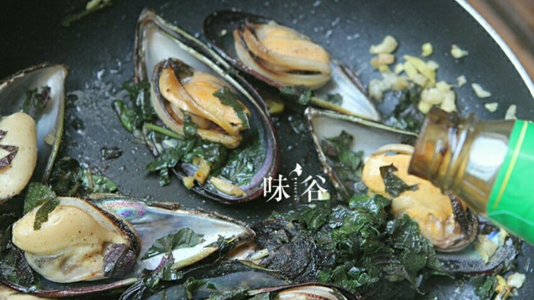 紫苏炒青口,倒入<a style='color:red;display:inline-block;' href='/shicai/ 721'>蚝油</a>,再加大半碗水翻炒至完全收汁即可关火.