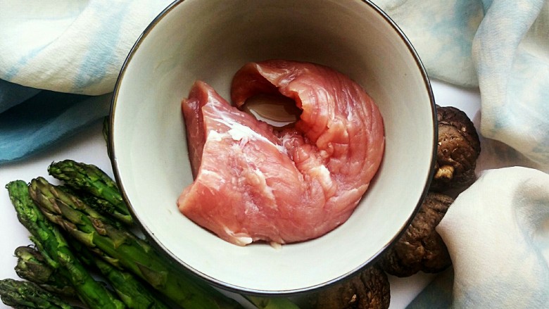 笋香肉段,首先准备好主要食材：200克<a style='color:red;display:inline-block;' href='/shicai/ 122'>芦笋</a>、80克<a style='color:red;display:inline-block;' href='/shicai/ 36861'>猪里脊肉</a>、3朵香菇