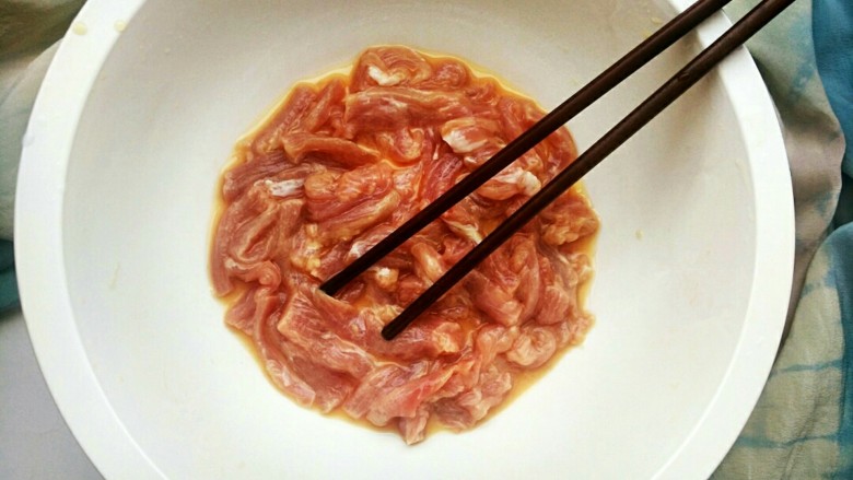 笋香肉段,里脊肉切成寸段,加入少量淀粉、<a style='color:red;display:inline-block;' href='/shicai/ 692'>酱油</a>和泡香菇的水上浆。