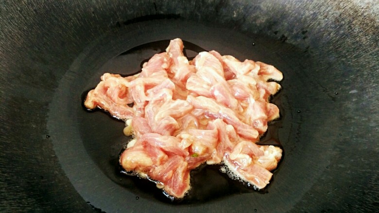 笋香肉段,热锅凉油,下入上好浆的肉段煸炒,炒至八成熟时盛出备用。