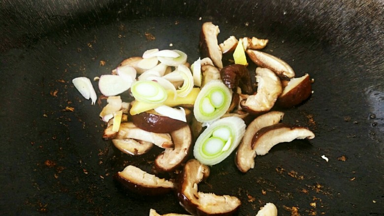 笋香肉段,加入葱姜蒜,煸香。