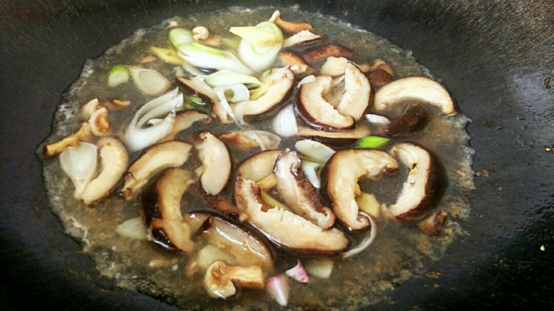 笋香肉段,将泡香菇的水全部倒入锅中烧制,再加入一点点的盐,给香菇一点底味。