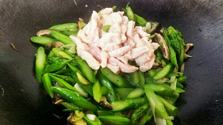 笋香肉段,下入肉段继续煸炒,将肉段炒至完全成熟。