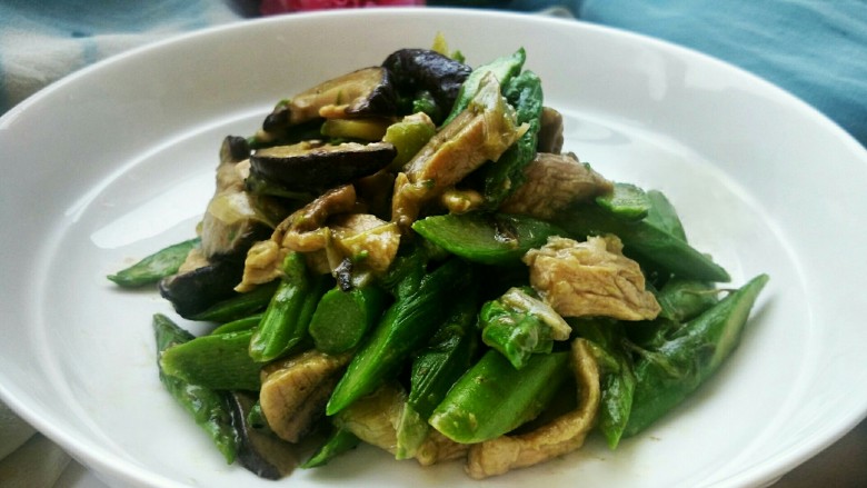 笋香肉段,翻炒均匀后,就可以出锅了。