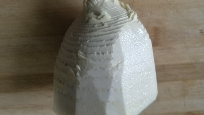 咸肉烧笋,笋去壳,清洗。