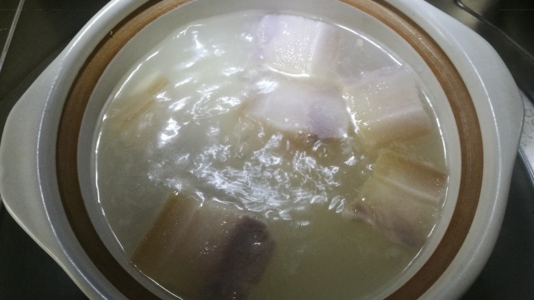 咸肉烧笋,去除白沫后,再加入适量清水。