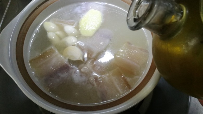 咸肉烧笋,倒入<a style='color:red;display:inline-block;' href='/shicai/ 4367'>米酒</a>盖上锅盖,大火烧10分钟后调中火烧15分钟,关火焖5分钟。