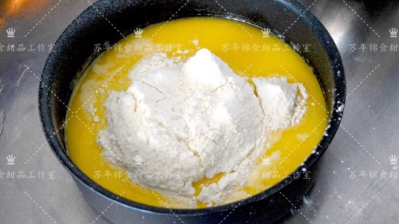酥顶抹茶泡芙,②的混合液体煮沸后离火,筛入低筋面粉120g,用硅胶刮刀拌匀后,放回火上。转大火,蒸干水分后,呈土豆泥状