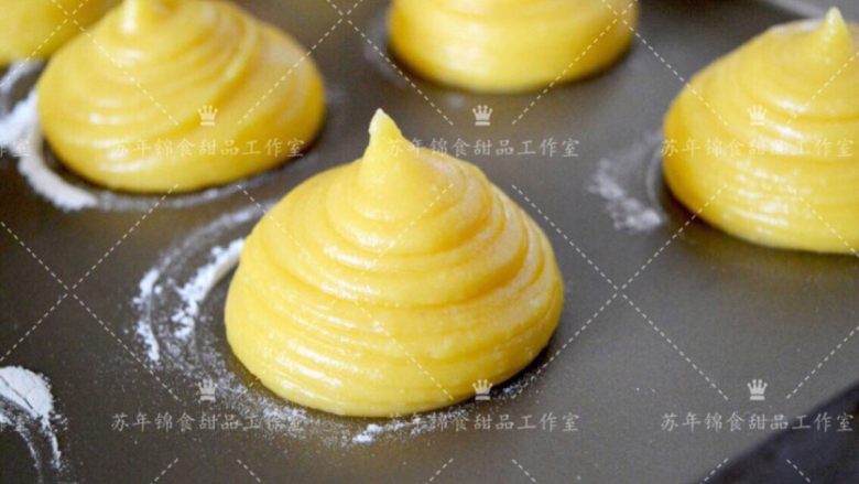 酥顶抹茶泡芙,直径1cm的圆形裱花嘴装入大号裱花袋,将⑤装入裱花袋后,在烤盘上挤出直径约5cm的泡芙体。间隔约2cm左右