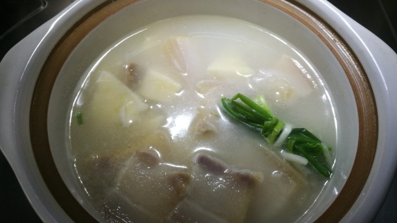 咸肉烧笋,调一下咸淡,放入香葱结既可。