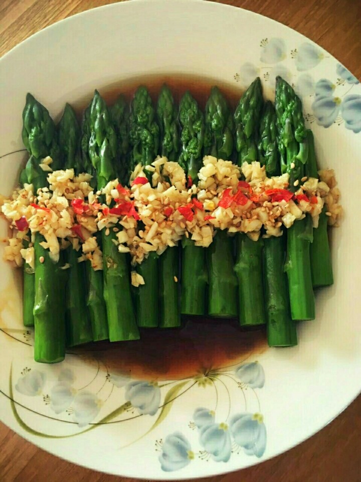 蒜香芦笋,大功告成,拌拌吃吧