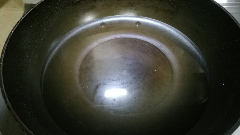 葱油桂花鱼,在锅内放适量清水,能使鱼淹没为佳。