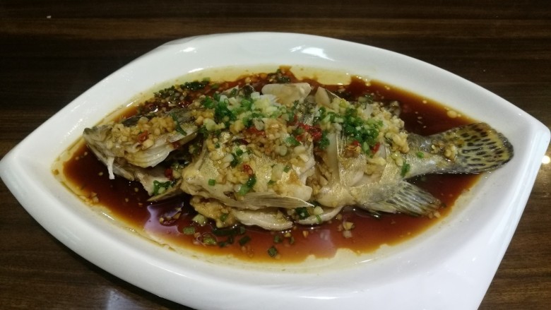 葱油桂花鱼,最后淋上橄榄油既可食用,不错的一道菜,一定要热吃。相互学习!