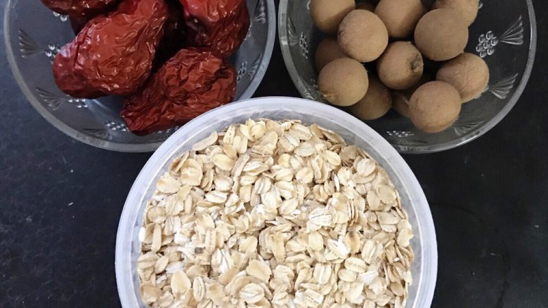 红枣桂圆燕麦汁,按自己喜好的口味备好材料