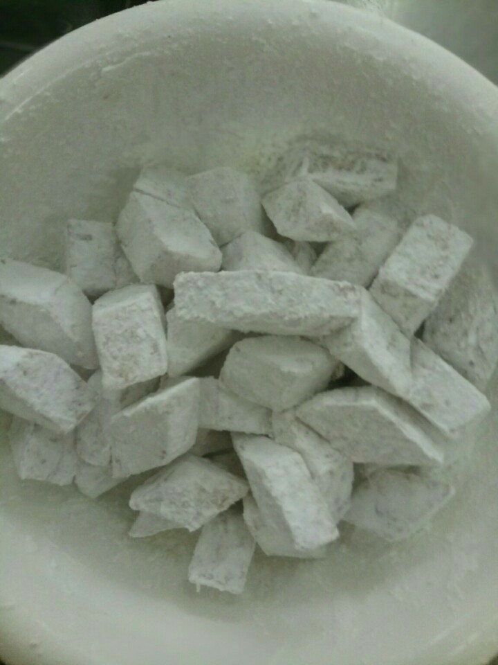 拔丝芋头,然后在拿来煮,煮到半成熟左右捞出来在拍上生粉备用(我这是煮好了捞了出来并拍上生粉的,生粉也可不拍,我这是按酒店的方法做的)