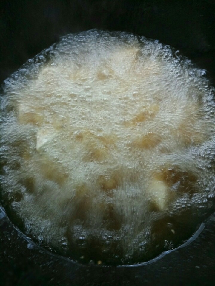 拔丝芋头,然后开热油炸,中火炸〈芋头颜色有点黄,并干一点了就熟了就可以倒出来了〉
