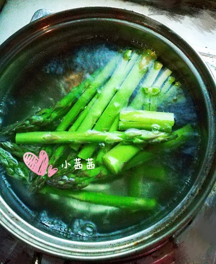 白灼芦笋,烧一锅水,待水煮沸后,将芦笋倒入锅中,煮1-2分钟,然后捞出(别煮太久,不然芦笋就不脆啦😊)