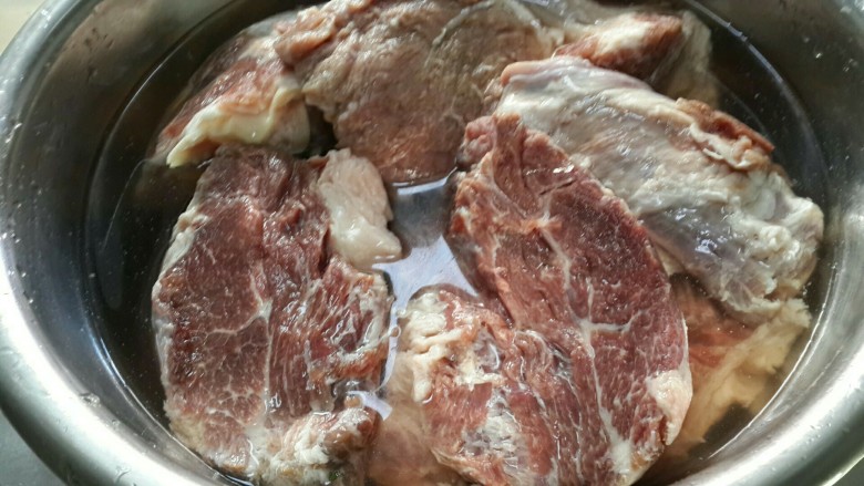 酱香鹿肉,把肉切成手掌大块