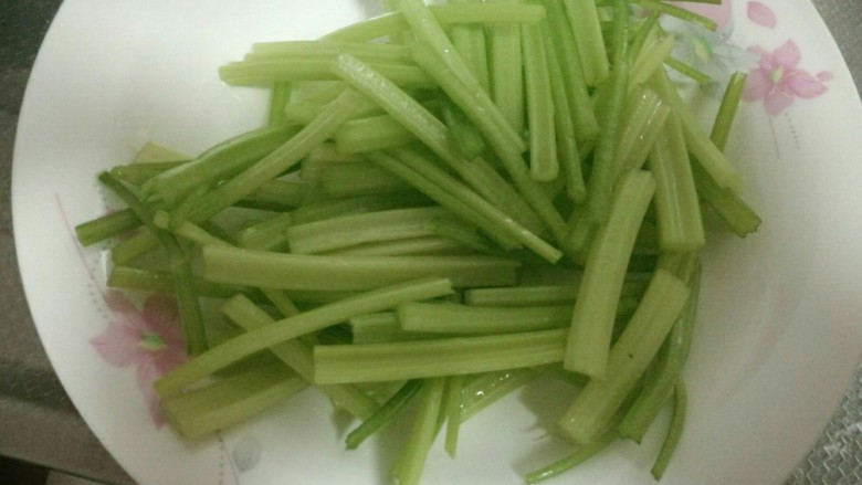 芹菜肉丝,<a style='color:red;display:inline-block;' href='/shicai/ 125'>芹菜</a>洗干净，去叶子，切成小段