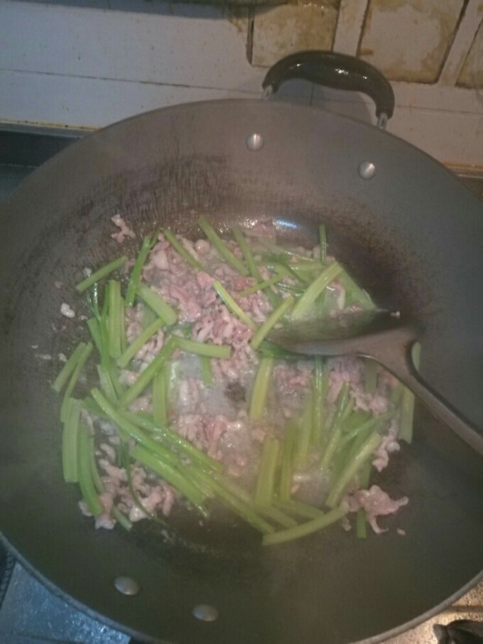 芹菜肉丝,依次放入<a style='color:red;display:inline-block;' href='/shicai/ 692'>酱油</a>，<a style='color:red;display:inline-block;' href='/shicai/ 10588'>糖</a>，盐，味精