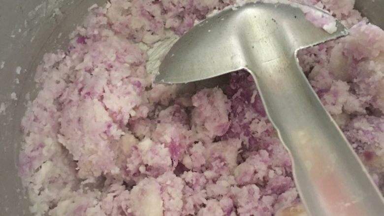 紫薯面包,紫薯蒸熟后压成泥