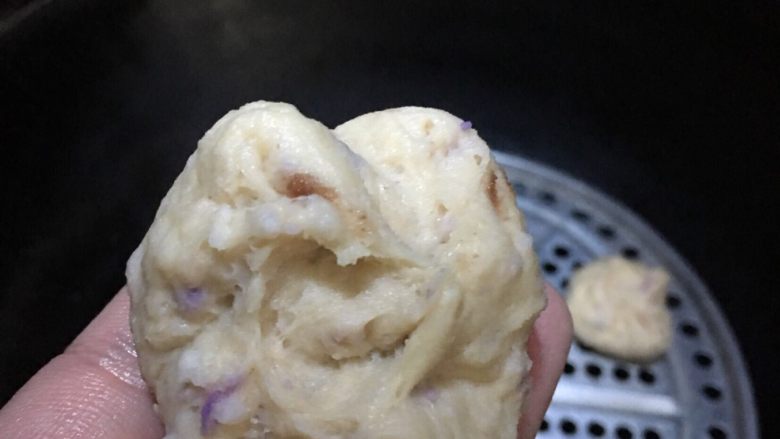 紫薯面包,包好豆沙，自己捏形状