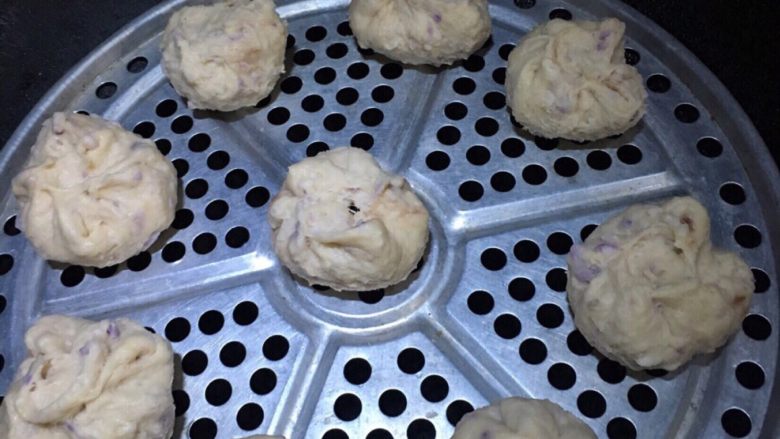 紫薯面包,放入锅里蒸15分钟